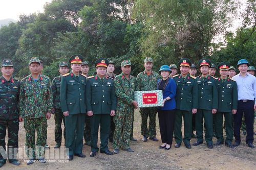 Đồng chí Bí thư Tỉnh ủy kiểm tra thao trường huấn luyện của Bộ CHQS tỉnh
