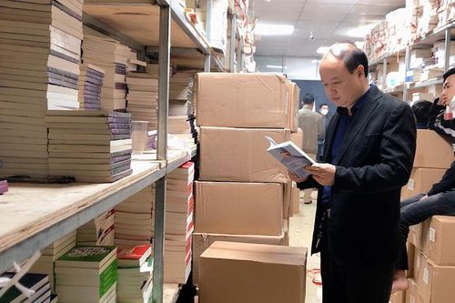 Thu giữ 30 tấn sách nghi là sách lậu
