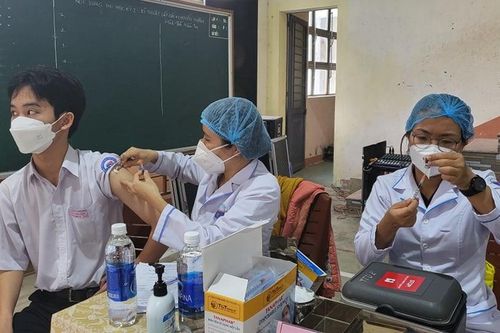 Kiểm điểm tổ tiêm 2 mũi vaccine cho nam sinh lớp 11