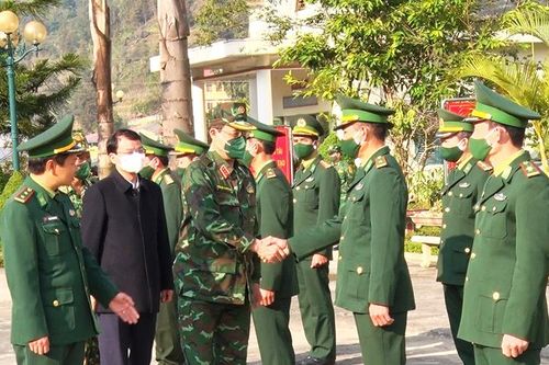 Phó Chủ tịch Quốc hội Trần Quang Phương thăm, tặng quà Đồn Biên phòng Pha Long