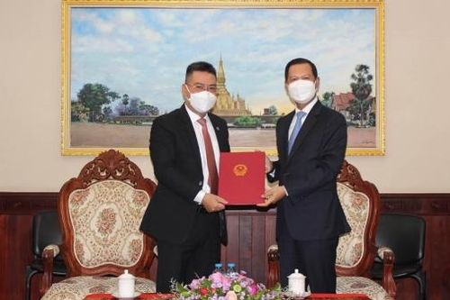 Thứ trưởng Ngoại giao Lào tiếp Tổng Lãnh sự Việt Nam tại Paksé đến chào xã giao và trình Thư ủy nhiệm lãnh sự