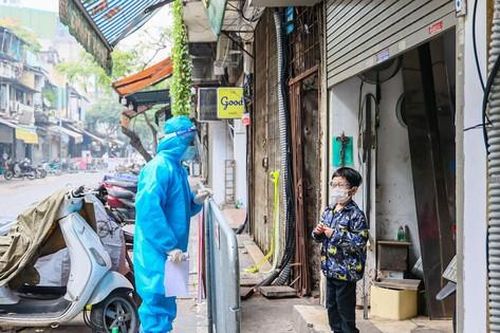 Cận cảnh kiểm tra, điều trị người nhiễm COVID-19 ở khu phố cổ