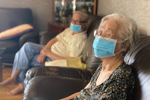 Gõ cửa từng nhà tiêm vắc xin Covid-19 cho người già