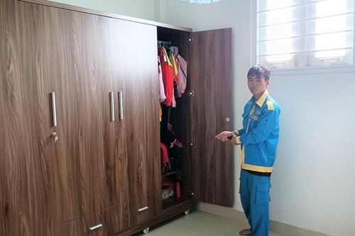 Nhân viên giao hàng cưa song sắt đột nhập trộm tài sản