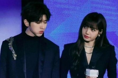 Khoảnh khắc đáng yêu khi Thái Từ Khôn - Lisa cùng nhảy trên sân khấu