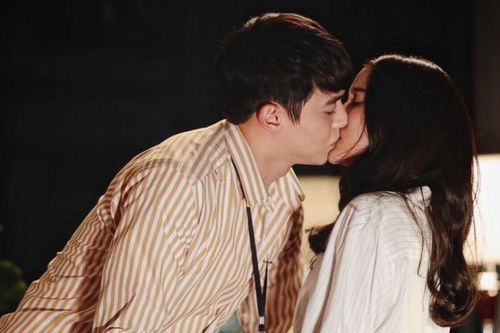 Bỏng mắt với những cảnh hôn sâu của James Jirayu và đàn chị hơn 17 tuổi Anne Thong trong phim mới