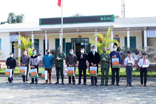 Phó Chủ tịch Quốc hội Trần Quang Phương thăm, tặng quà Đồn Biên phòng Pha Long