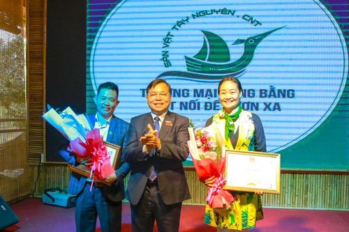 Nhiều doanh nghiệp, doanh nhân được khen thưởng