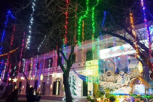 Đời sống Đời sống Nhiều nơi trang trí Giáng sinh rút gọn, tiết kiệm