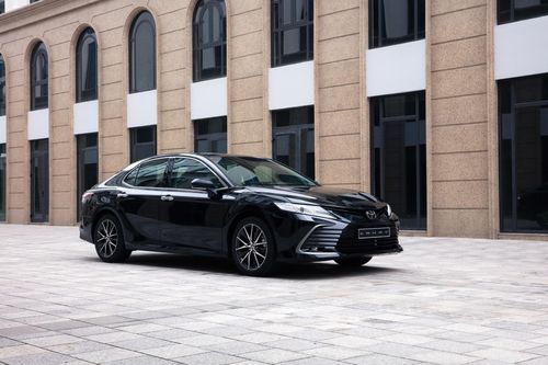 Toyota Camry 2022 cập bến thị trường Việt Nam: 4 phiên bản giá từ 1,050 tỷ đồng, thêm bản hybrid