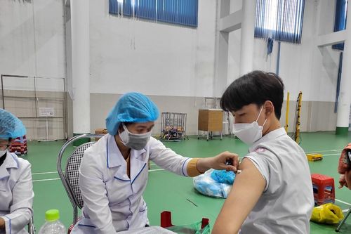 Nam sinh lớp 11 tiêm liên tiếp 2 mũi vaccine trong 10 phút xuất viện