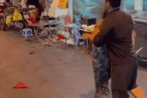 Con trai đòi lao vào hỗn chiến, mẹ già can ngăn kiệt sức, nhận về lời đắng: 'Bà đi ra'