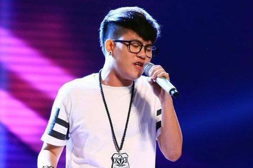 Phạm Chí Thành hát trên sân khấu X Factor