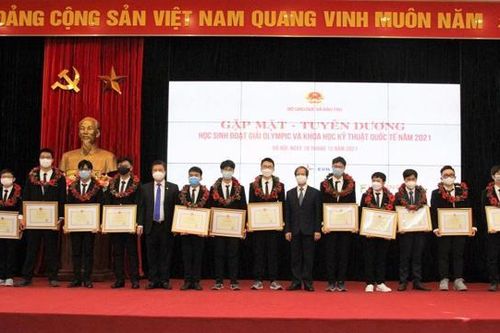 Bộ trưởng Bộ GD&ĐT: Coi tấm huy chương quốc tế là nguồn động viên, không là áp lực cho học sinh