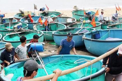 Làng chài gánh thuyền thúng 'chạy bão'