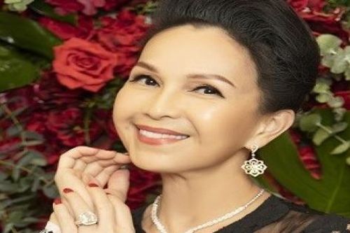 Diễn viên Diễm My kết hợp đầm ren NTK Đỗ Mạnh Cường với phụ kiện hàng hiệu