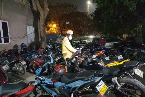 Vây bắt hơn trăm 'quái xế' nẹt pô ầm ĩ trên đường Hà Nội