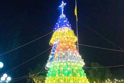 Độc đáo cây thông Noel cao 20m làm từ cây nứa, nón lá