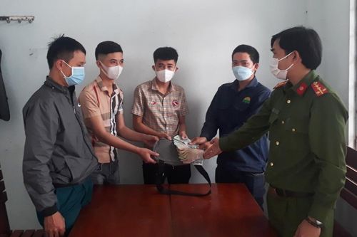 Thanh niên nghèo trả lại gần 13 triệu đồng cho nhân viên giao hàng đánh rơi