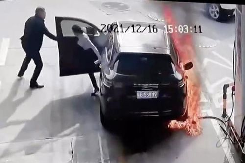 Xe Porsche bị phóng hỏa khi đang đổ xăng, nữ tài xế nhanh chân thoát nạn