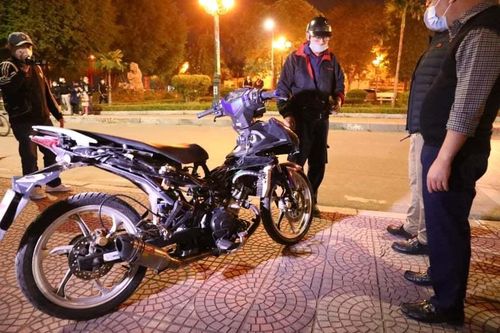 Hàng trăm thanh thiếu niên nẹt pô trong đêm ở Hà Nội bị xử lý