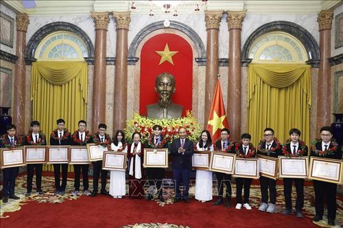 Chủ tịch nước trao Huân chương Lao động tặng học sinh đoạt giải Olympic và Khoa học kỹ thuật quốc tế