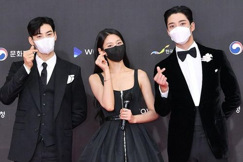 Bộ ba Cha Eun Woo - Seolhyun - Rowoon khiến dân tình náo loạn trước visual 'đỉnh của đỉnh' khi làm MC