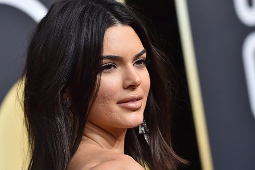Kendall Jenner và dàn sao trang điểm bự phấn vẫn lộ mụn trứng cá, lỗ chân lông