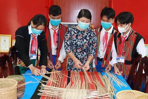 Chú trọng bảo tồn văn hóa dân tộc trong trường học