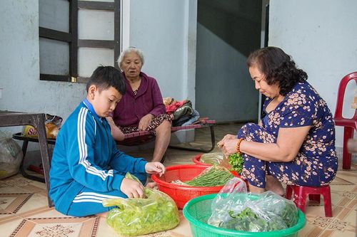 Cảm thương hoàn cảnh cậu học trò mồ côi