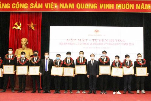 Tuyên dương học sinh giỏi Olympic và khoa học kỹ thuật quốc tế năm 2021