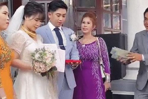 Bố chồng nhìn con dâu cười, đưa 2 sổ đỏ, 500 triệu tiền mặt: Giờ ba chỉ có vậy thôi