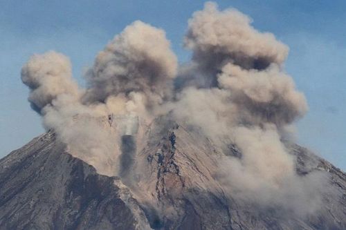 Núi lửa Semeru tiếp tục phun trào, Indonesia phát cảnh báo khẩn