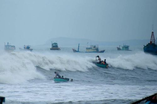 Một người chết, nhiều tàu thuyền ở Bình Thuận bị đánh chìm do bão số 9