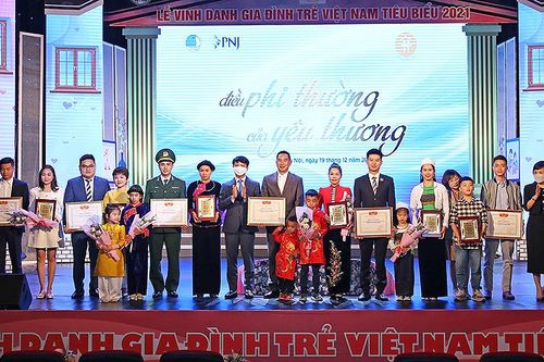 Vinh danh 20 gia đình trẻ vượt dịch xây mái ấm hạnh phúc