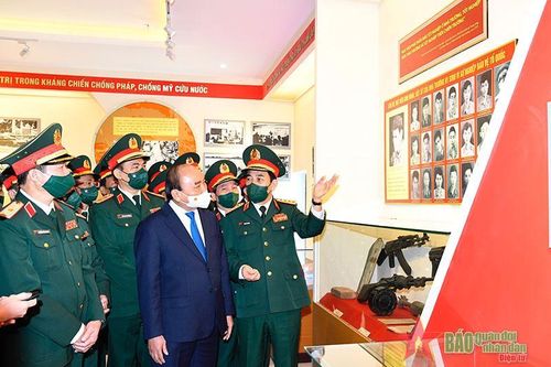 Chủ tịch nước Nguyễn Xuân Phúc thăm, làm việc tại Trường Sĩ quan Chính trị