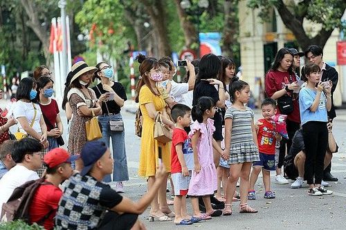 Chủ tịch Hà Nội hỏa tốc yêu cầu dừng tập trung đông người không cần thiết
