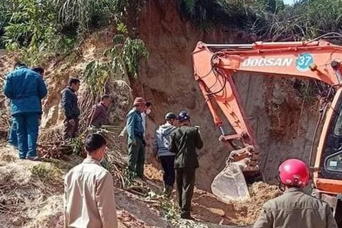 Sạt núi đất vùi 5 bé trai