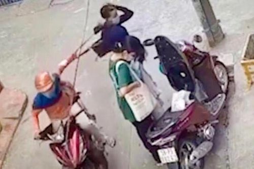Tên cướp mặc áo shipper kéo cô gái ngã đập mặt xuống đường