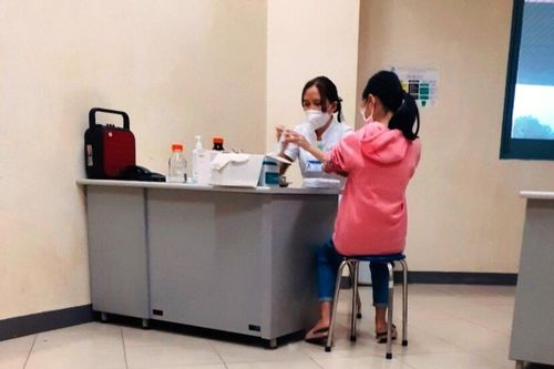 Phụ huynh phản ánh học sinh tiêm 2 mũi vắc xin cùng lúc, CDC TT-Huế lên tiếng
