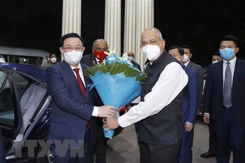 Chủ tịch Quốc hội thăm và làm việc tại bang Karnataka của Ấn Độ