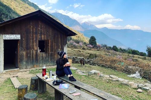 Bella Mai chia sẻ trải nghiệm nhớ đời khi trekking ở ngọn núi cao hơn 6476m tại Nepal