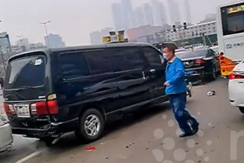 Xe van chạy trốn cảnh sát đâm cả loạt ô tô