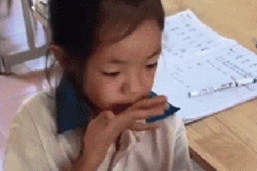 Bữa trưa chỉ có nắm cơm trắng của cô bé vùng cao, nhìn em ăn ngon lành mà ứa nước mắt