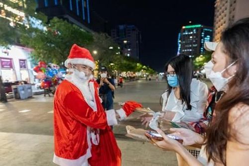 Ricky Star hóa 'ông già Noel', đi tặng quà cho trẻ em và khán giả ở phố đi bộ Nguyễn Huệ