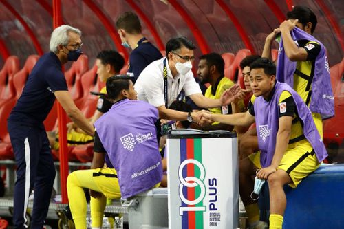 HLV Malaysia an ủi học trò sau khi bị loại từ vòng bảng AFF Cup