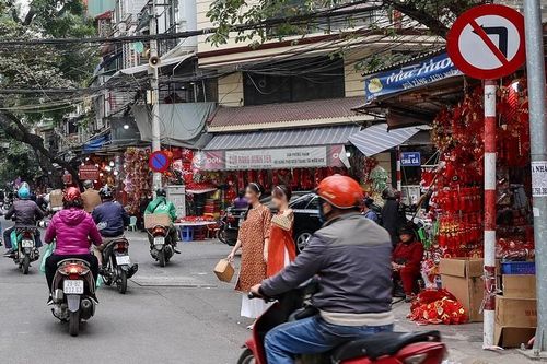 Quận Hoàn Kiếm: Tụ tập đông người, không đeo khẩu trang nơi công cộng, nhóm thanh niên bị phạt mỗi người 2 triệu đồng