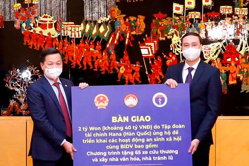 Bàn giao vaccine, công nghệ, nguyên liệu điều chế thuốc điều trị COVID-19; kinh phí xây nhà tránh lũ cho dân