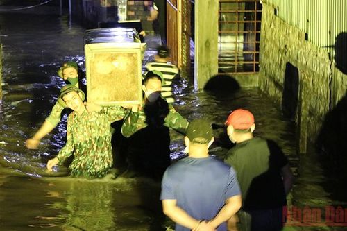 Triều cường gây ngập, hơn 100 hộ dân ở Tuy Hòa phải di dời trong đêm