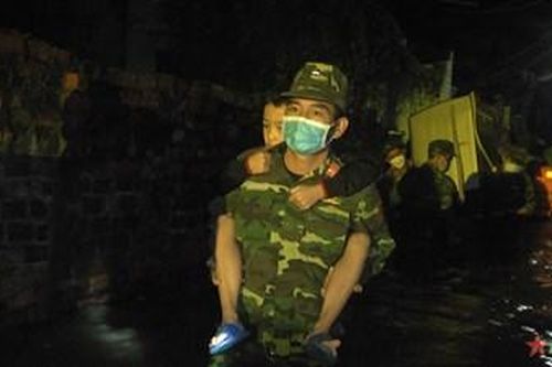 Phú Yên gần 200 cán bộ, chiến sĩ quân đội cứu dân trong đêm